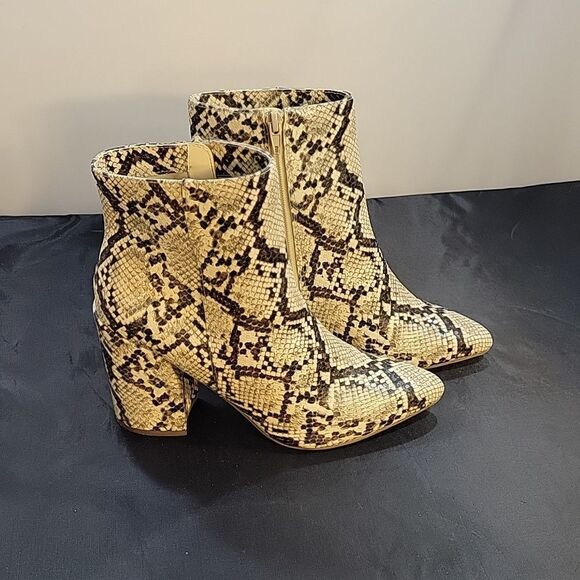 SUGAR SGR-EVVIE ANIMAL PRINT POINTED TOE BLOCK HEEL ANKLE BOOTIE - Picture 11 of 16